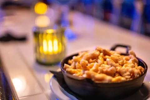 Mac and cheese on a bar top